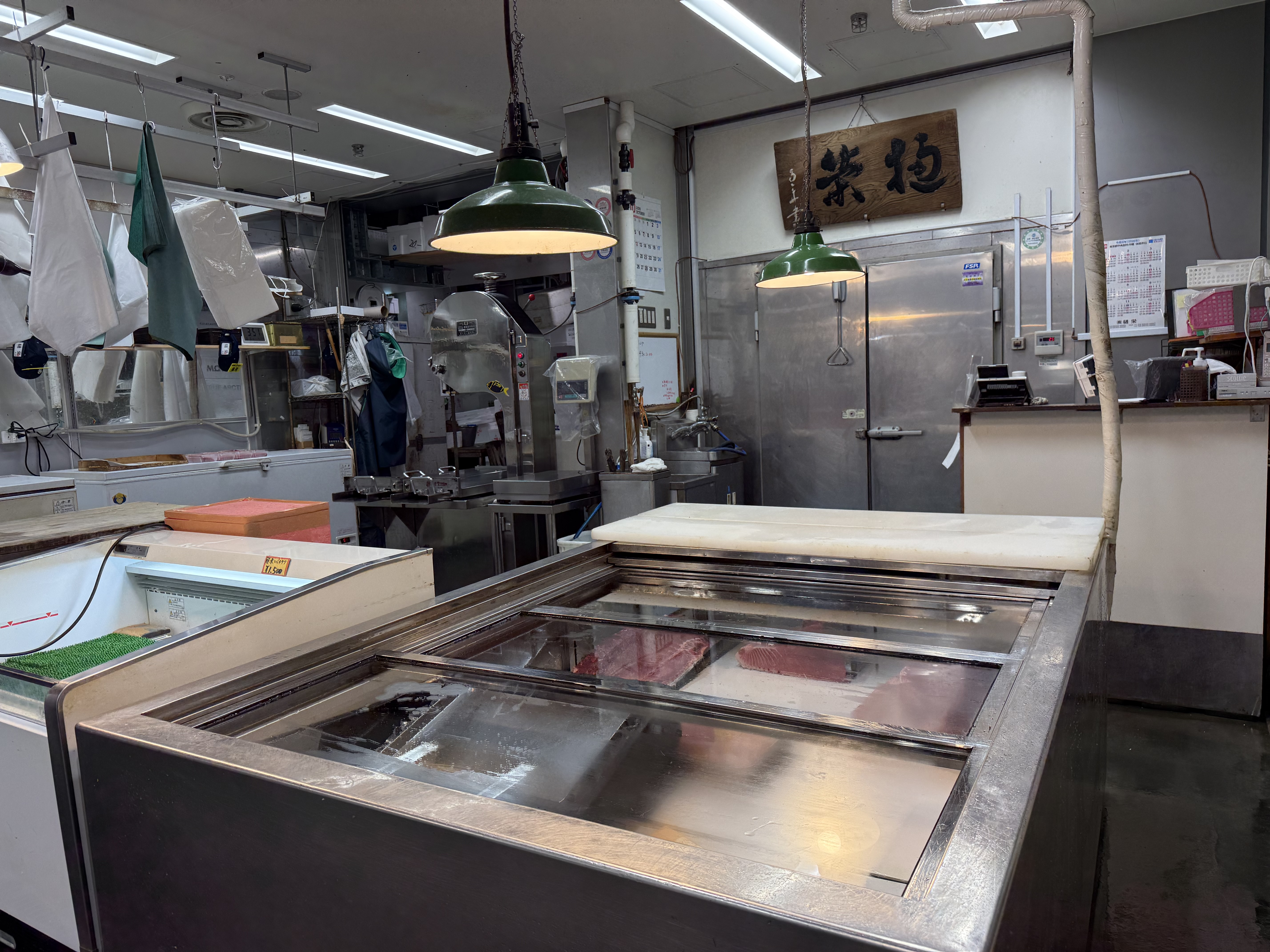 樋栄の看板と鮪のショーケースが並ぶ店舗内